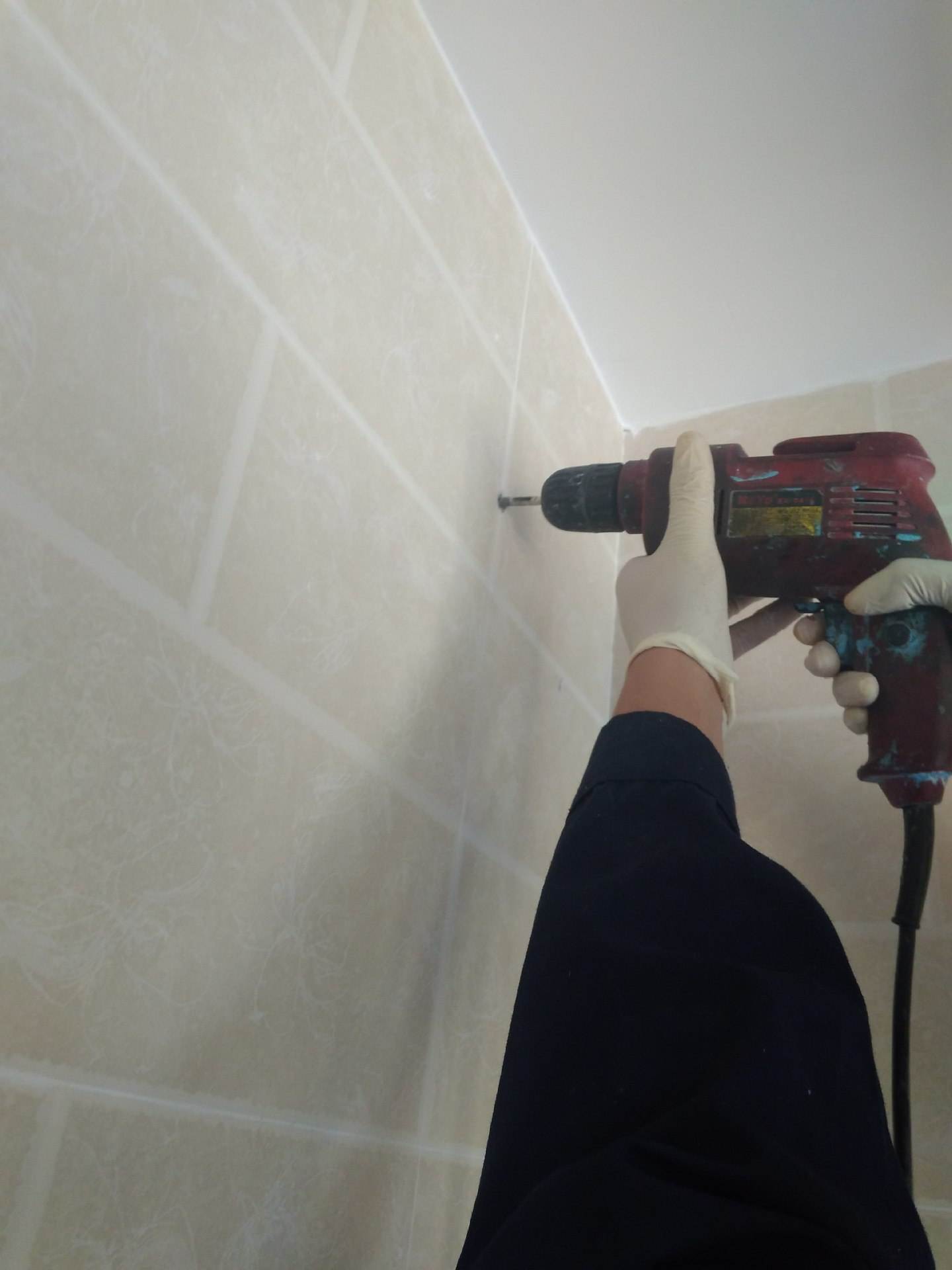 墙砖翘起来了怎么修复好看图片(墙砖翘起来了怎么修复好看图片视频)